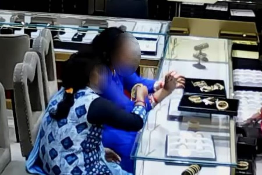 two women theft bangles of more than three lakhs.
