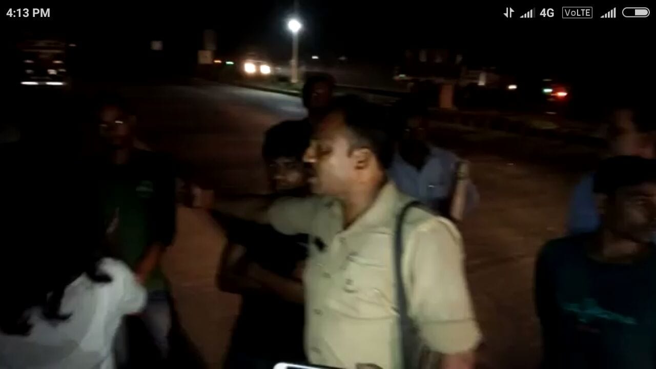BHU girl student become mardani against cattle smuggler on highway