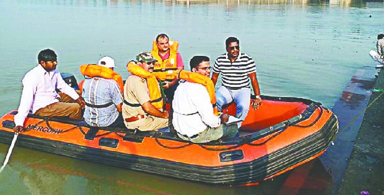 35 dolphins found in 35 kilometers of area