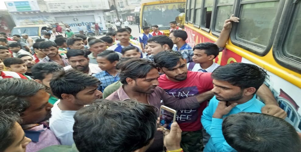 The parents of the children, on showing pornographic clips, bus helper fiercely beaten
