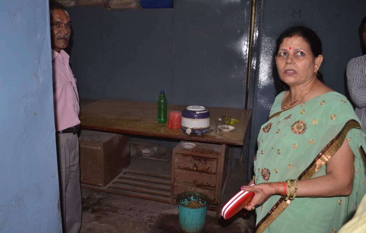 बीएसए दफ्तर में गंदगी मिलने पर एडी नाराज