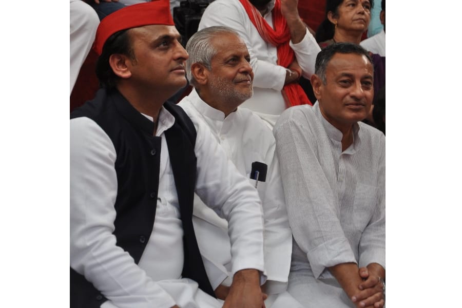 akhilesh yadav meets to acid attack survivers.