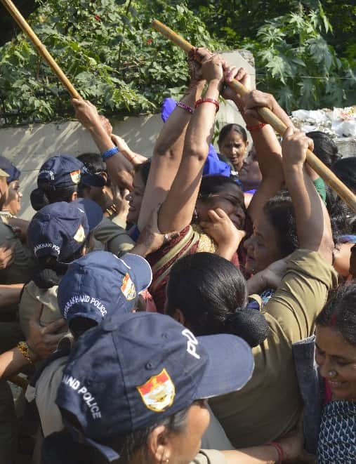 Anganwadi workers fight with police in dehradun