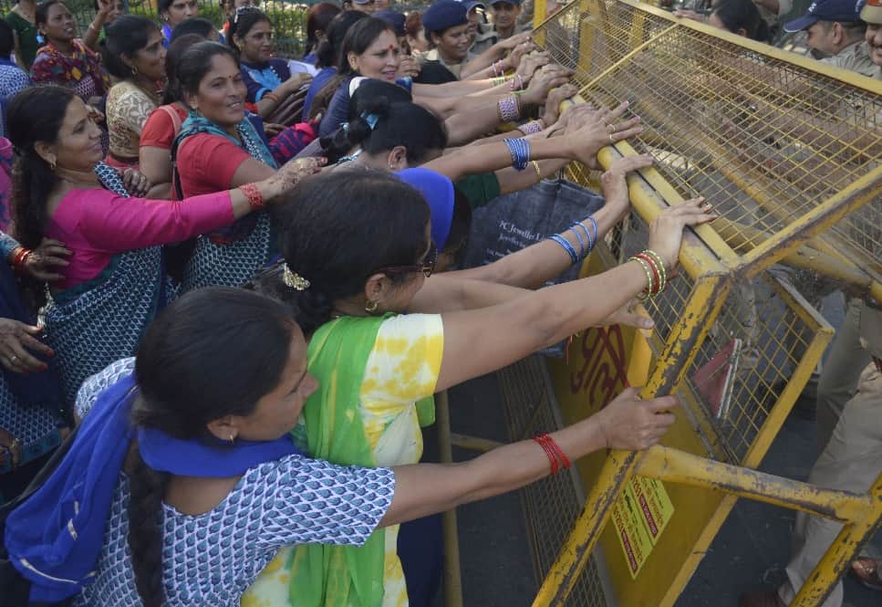 Anganwadi workers fight with police in dehradun