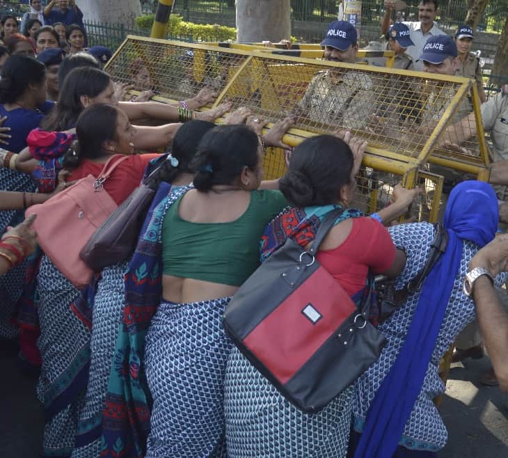 Anganwadi workers fight with police in dehradun