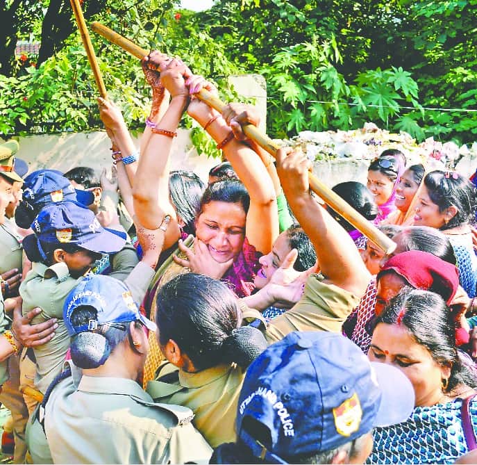 Anganwadi workers fight with police in dehradun