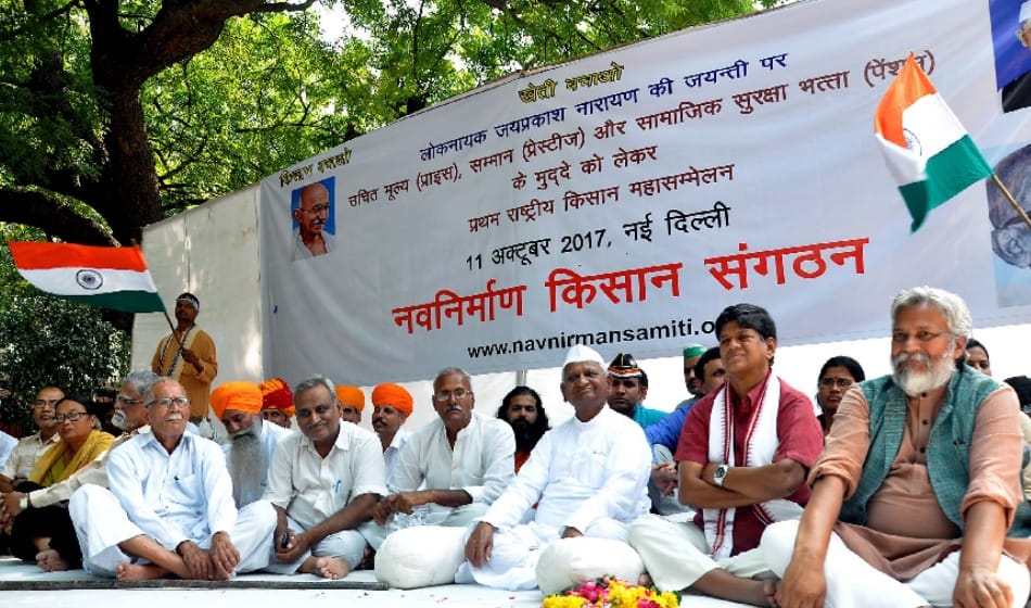 anna hazare targets modi government
