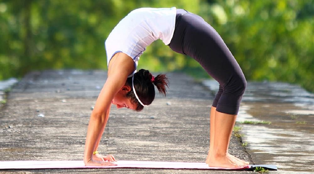 Chakrasana Yoga Benefits In Hindi, Yoga For Body Stretching And Blood  Circulation - Amar Ujala Hindi News Live - Yoga Tips:छाती, कंधे से लेकर पीठ  की स्ट्रेचिंग के लिए सबसे कारगर है
