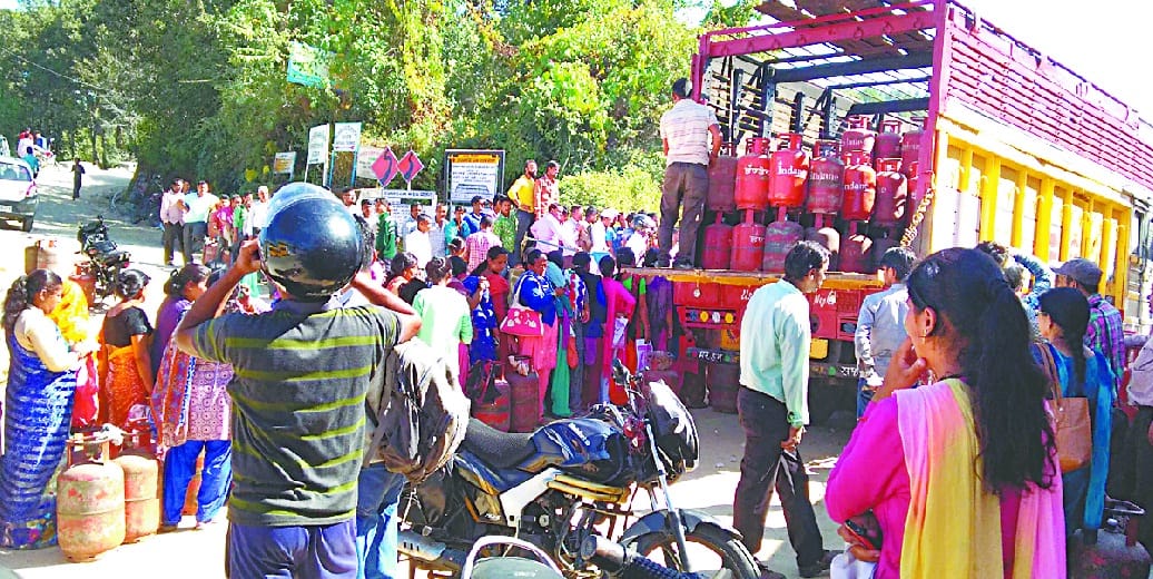Serious crisis of cooking gas in Badrinag