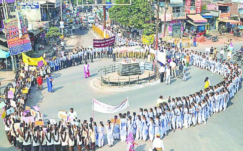 Daughters created human chain to save daughter