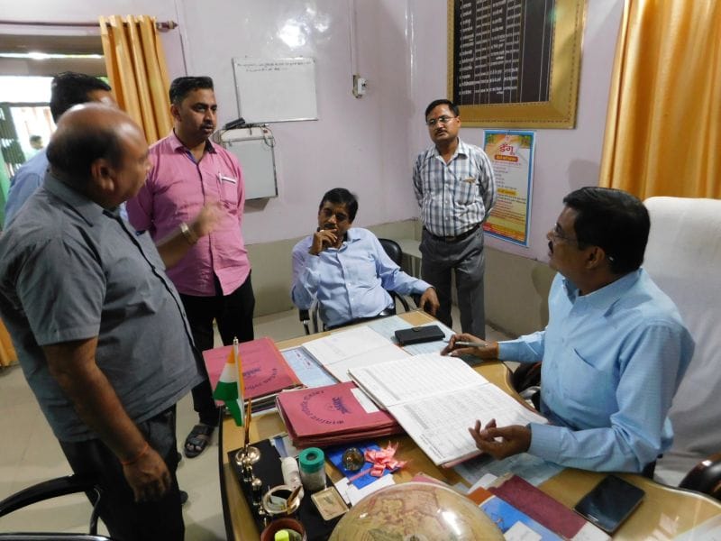 दो एसीएमओ सहित कई कर्मचारी रहे गैरहाजिर