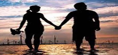 couple was caught while intimating in the bushes at Pratapgarh
