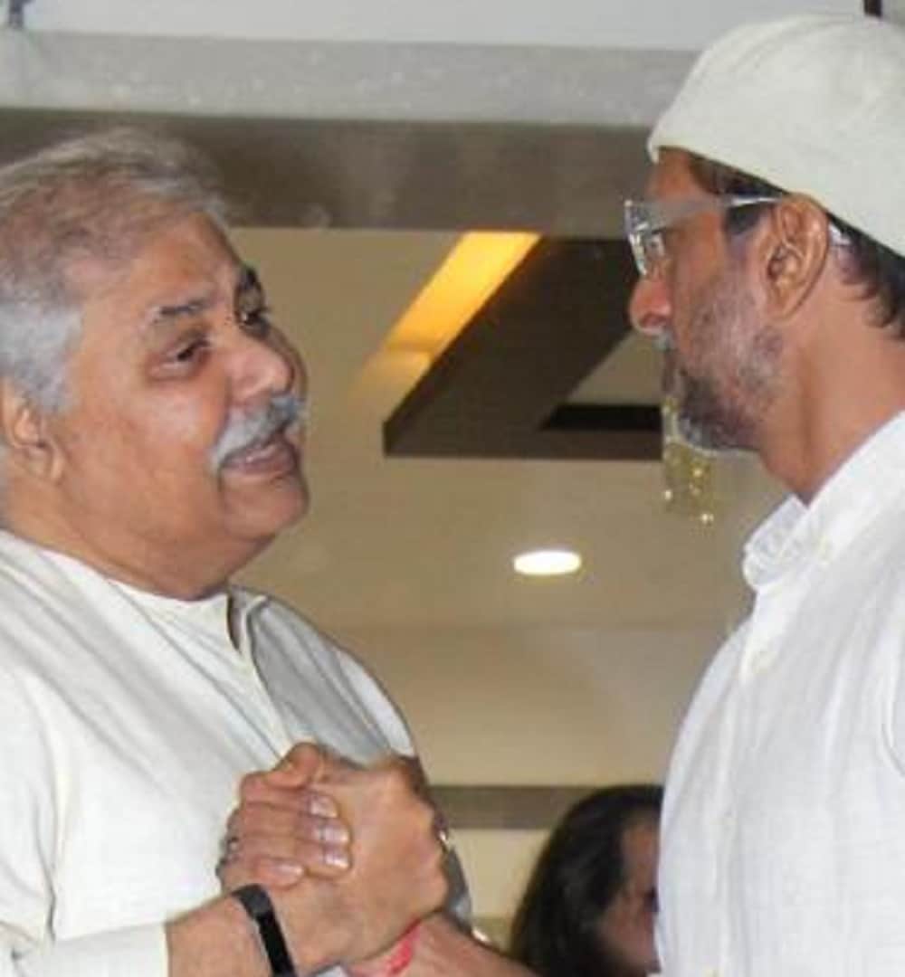 shah rukh khan attends the prayer meet of director kundan shah 