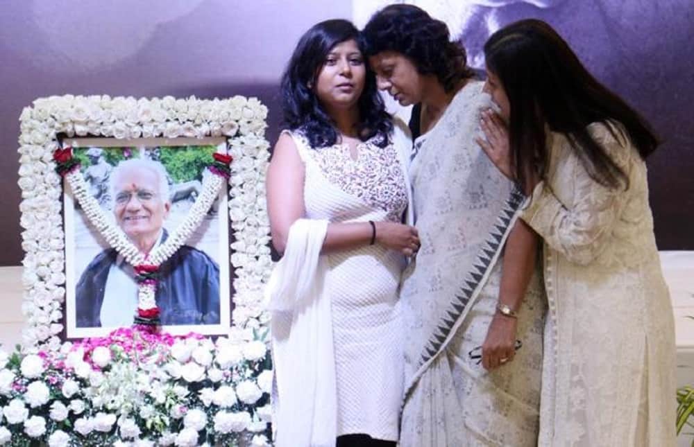 shah rukh khan attends the prayer meet of director kundan shah 