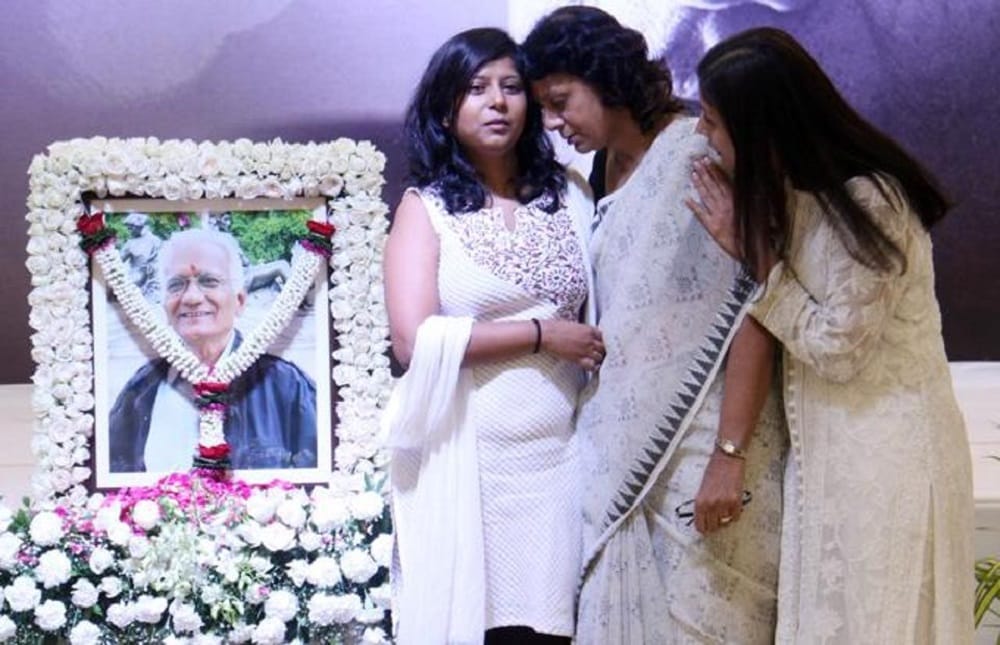 shah rukh khan attends the prayer meet of director kundan shah 