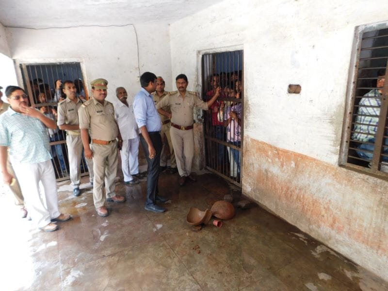 बंदियों ने हवालात में किया हंगामा, पेशी पर जाने से कर रहे थे इंकार