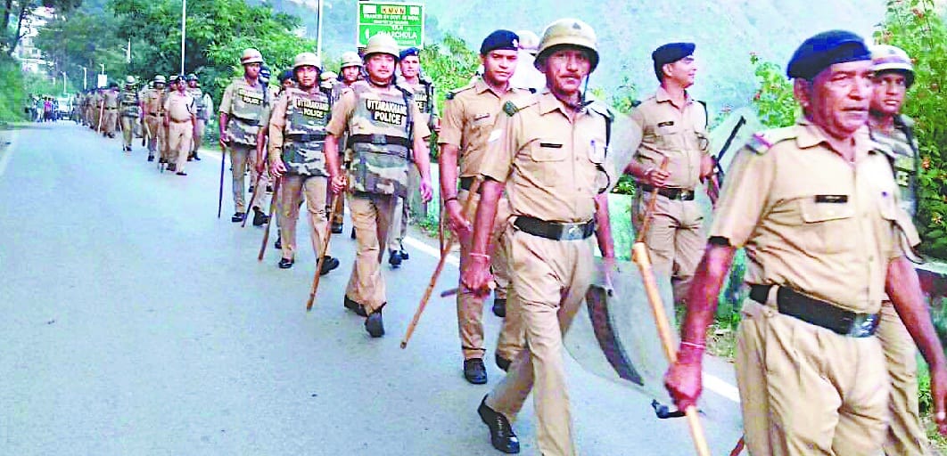 Animal smugglers thrown stone, Police had to retreat