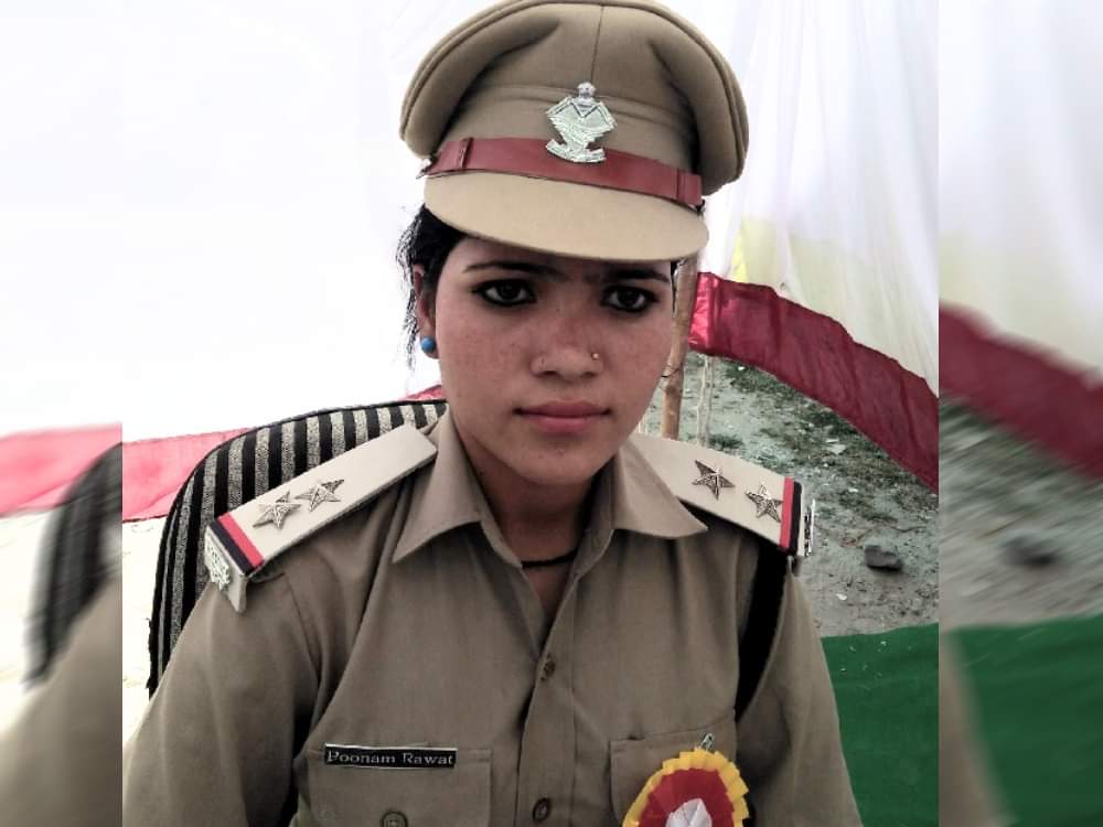 photos of poonam rawat as four hours Police station incharge