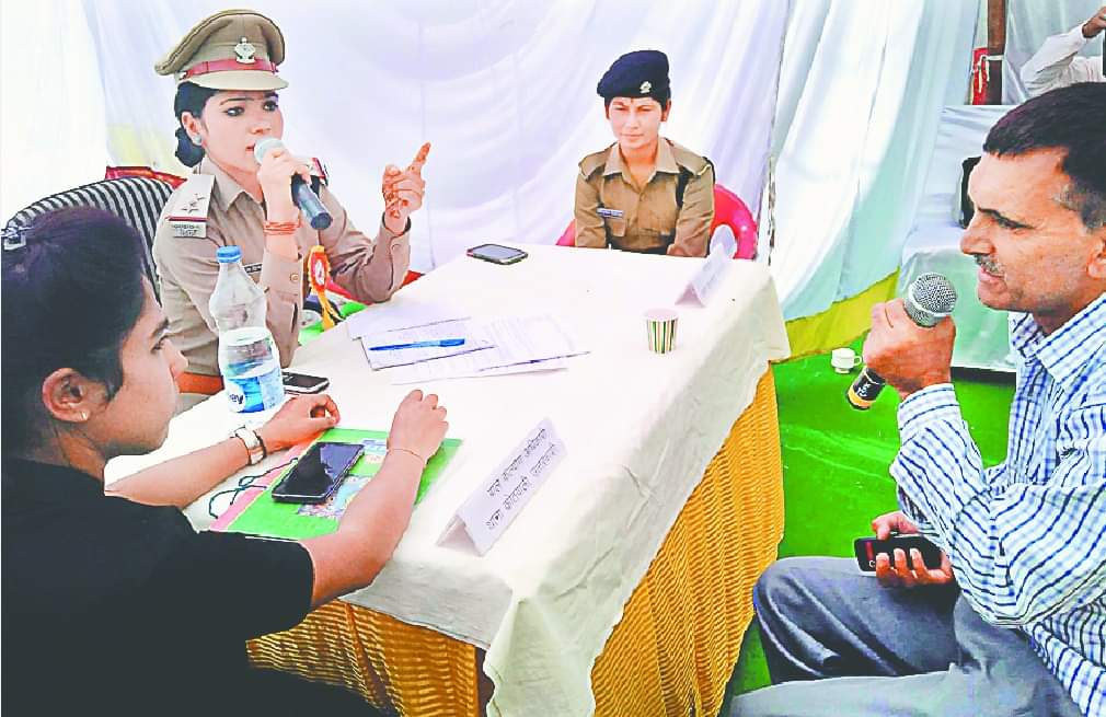 photos of poonam rawat as four hours Police station incharge