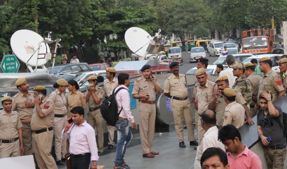 congress started campaign against metro fare hike at rajiv chowk