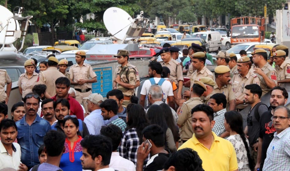 congress started campaign against metro fare hike at rajiv chowk