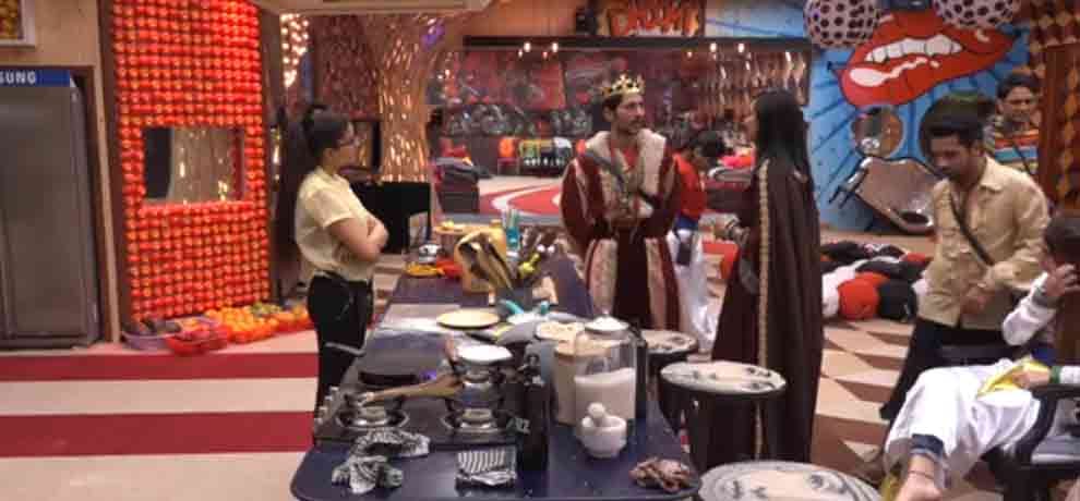 BIGG BOSS 11 SAPNA CHOUDHARY ON CAMERA SAID TO WRONG WORDS TO ARSHI 