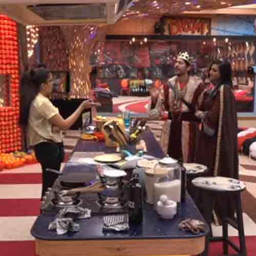 BIGG BOSS 11 SAPNA CHOUDHARY ON CAMERA SAID TO WRONG WORDS TO ARSHI 