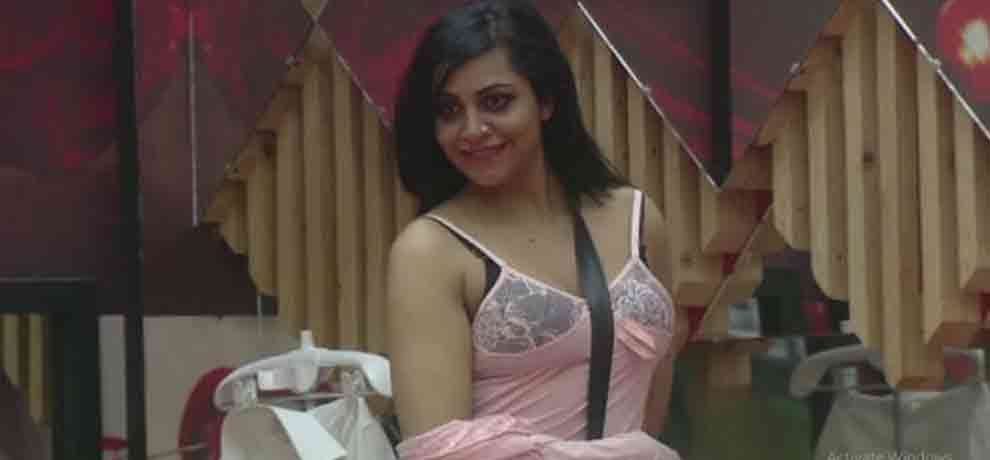 BIGG BOSS 11 THIS CONTESTANT TODAY WILL CROSS HER ALL LIMIT IN FRONT OF CAMERA