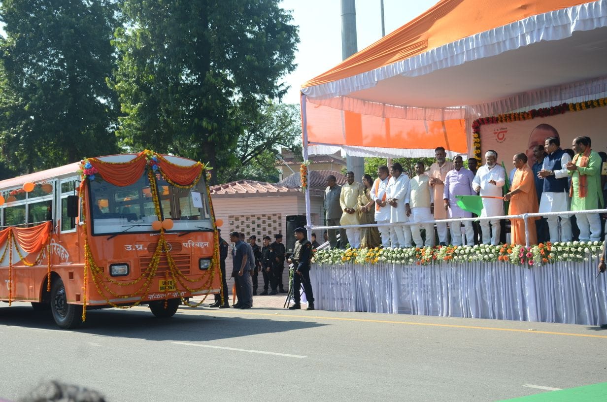 yogi adityanath flags off sankalp seva buses.