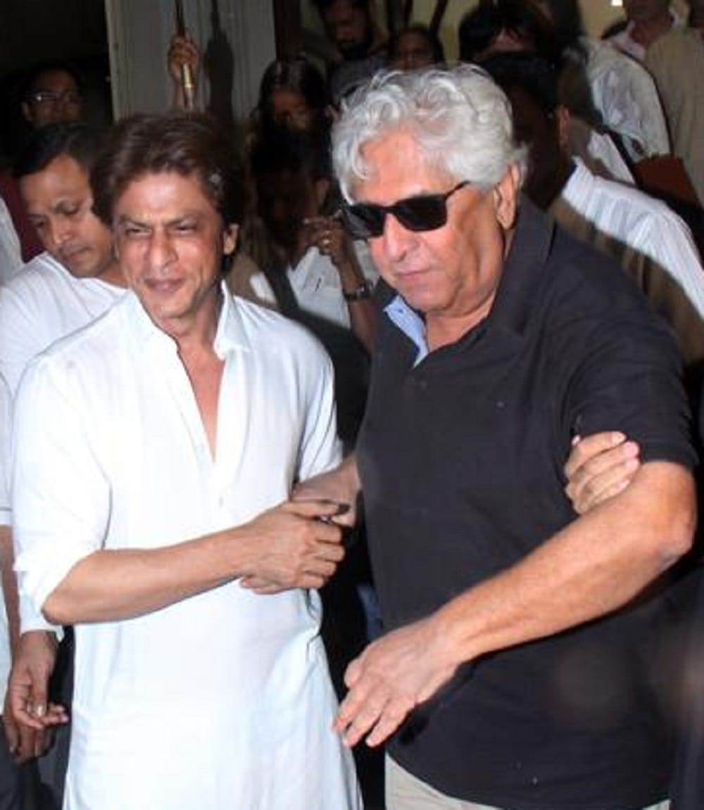 shah rukh khan attends the prayer meet of director kundan shah 