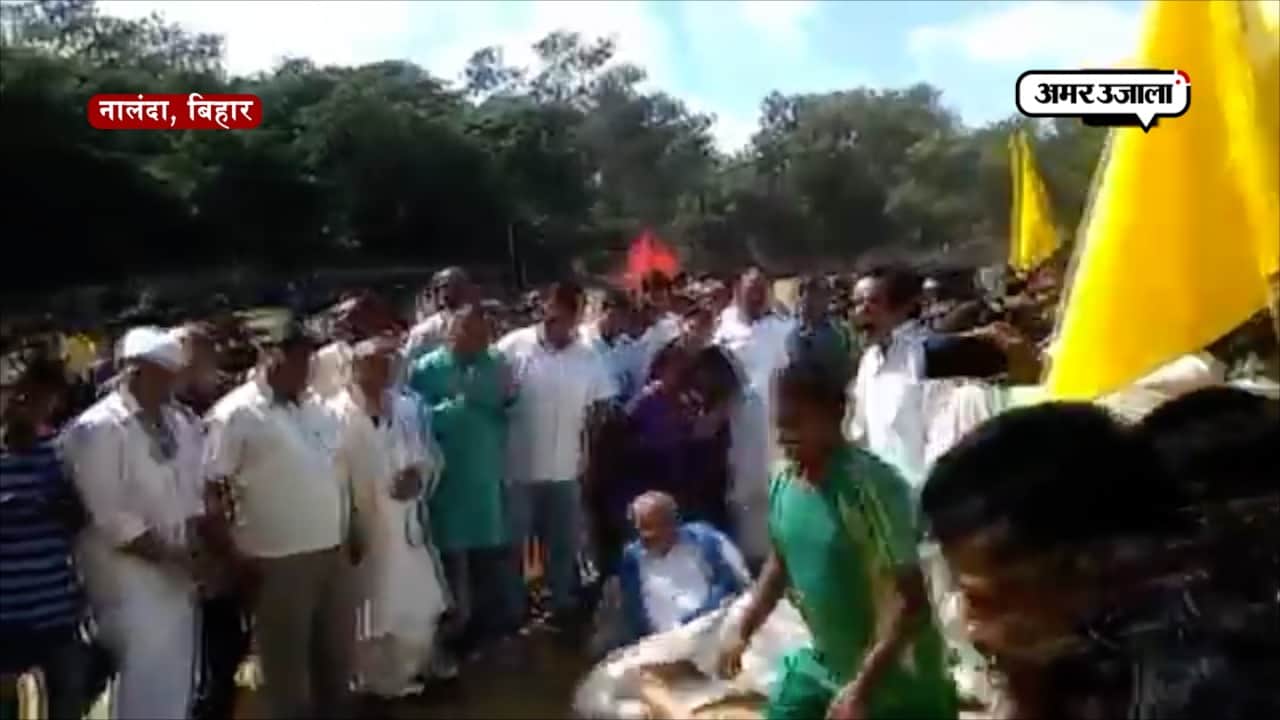 किक मारने के चक्कर में फुटबॉल की तरह लुढ़के मंत्री 