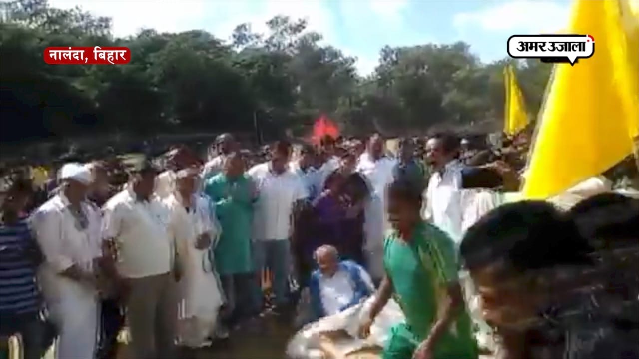 किक मारने के चक्कर में फुटबॉल की तरह लुढ़के मंत्री 