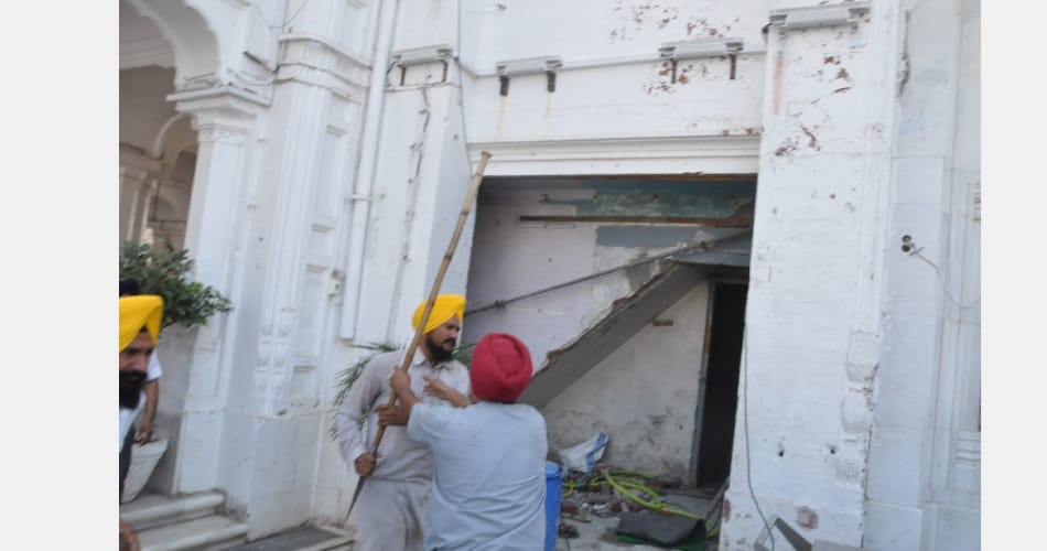 clash at Golden Temple in Amritsar, many injured