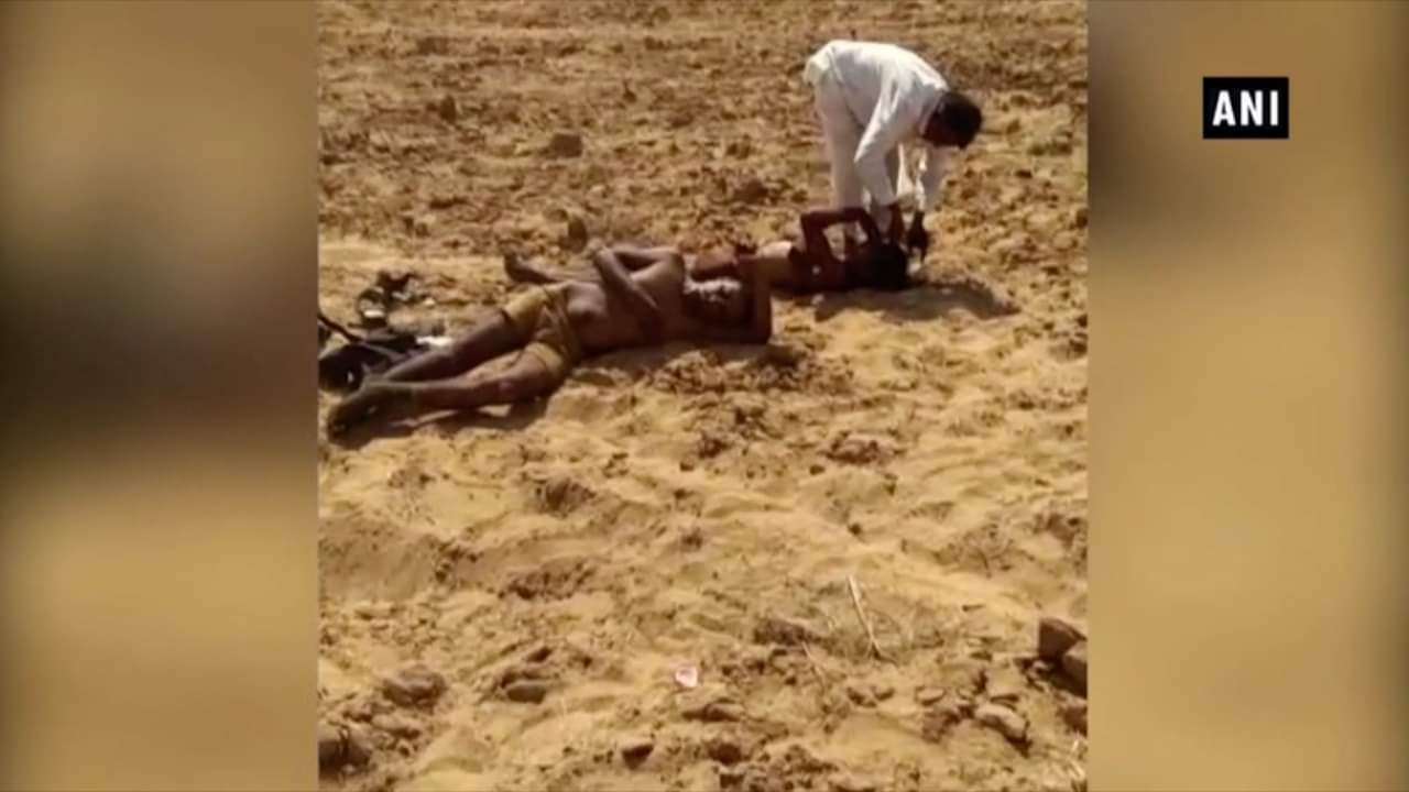 दो युवकों को नग्न घुमाने के बाद बेरहमी से पीटा, वीडियो वायरल