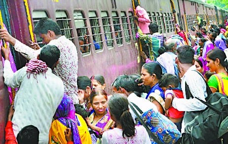 Trains FULL - Fights in Buses, How to Get Home This Festive