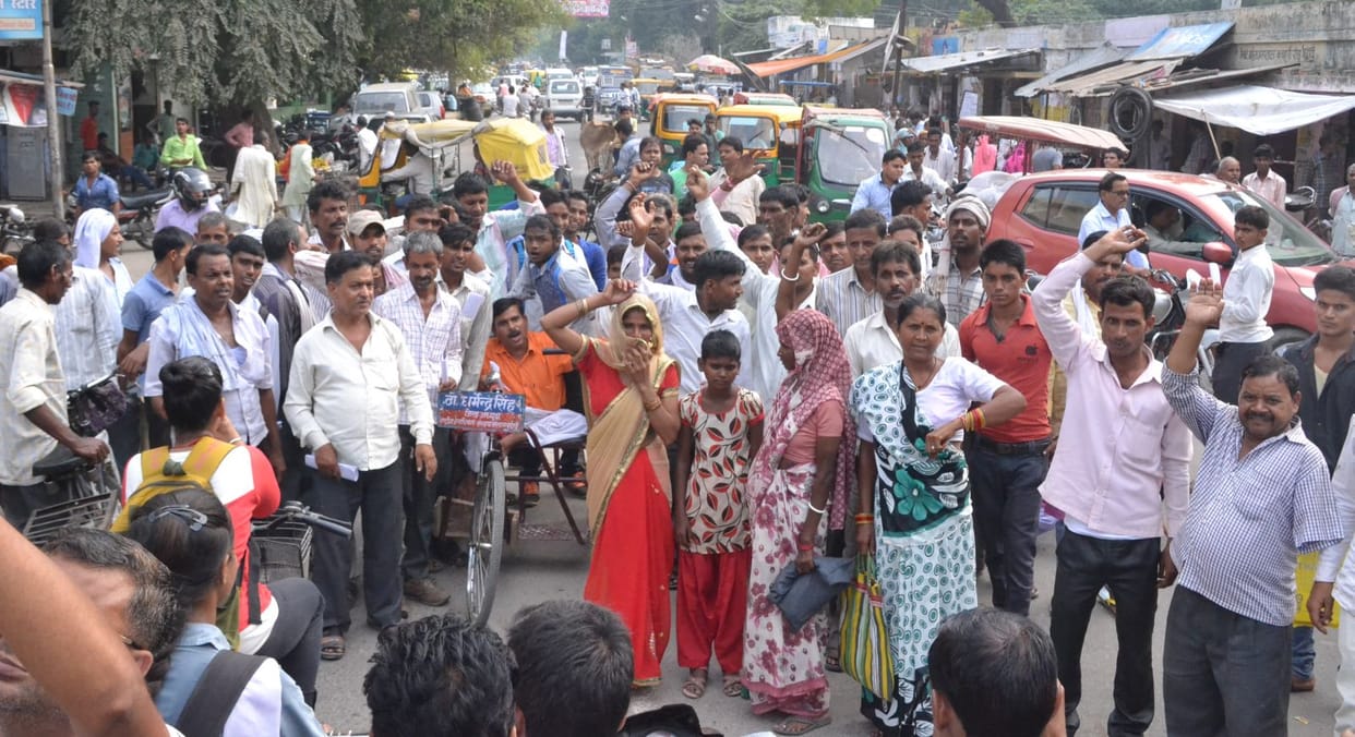 सीएमओ दफ्तर से डॉक्टर गायब, दिव्यांगों ने किया रोड जाम