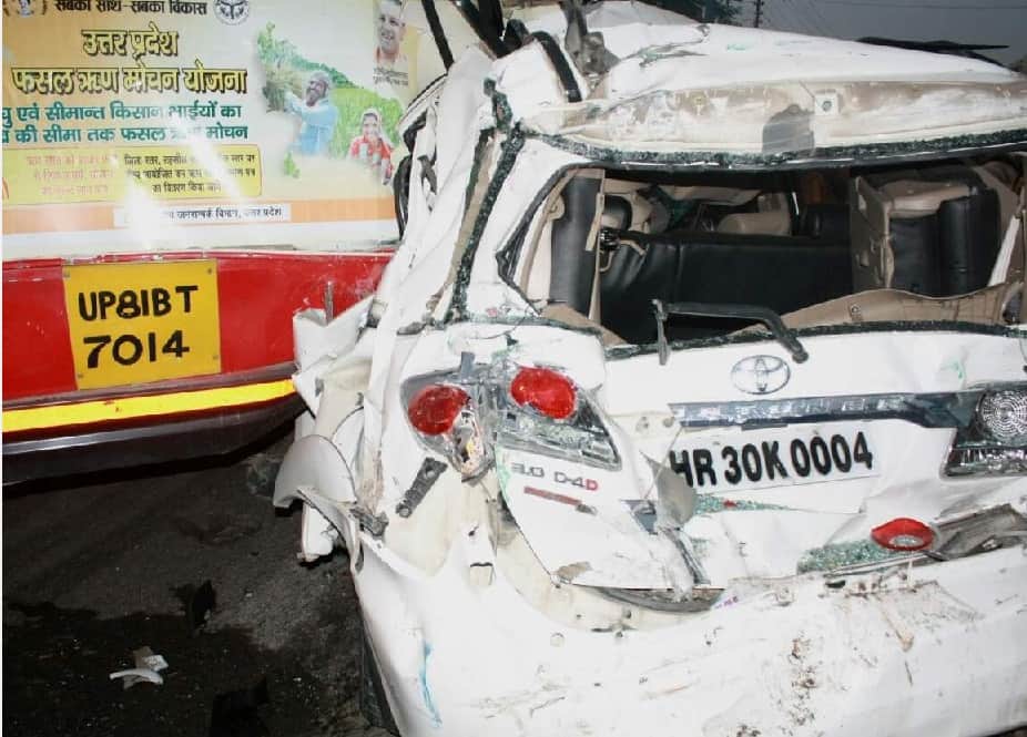 Horrible photos of accident between four Vehicles in dehradun