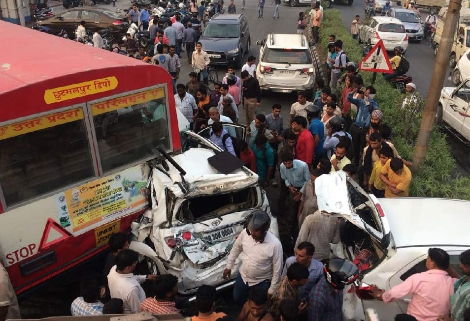Horrible accident between four Vehicles in dehradun
