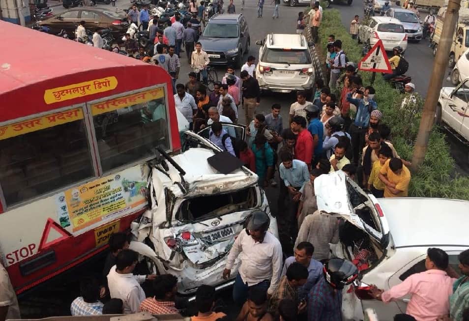 Horrible photos of accident between four Vehicles in dehradun