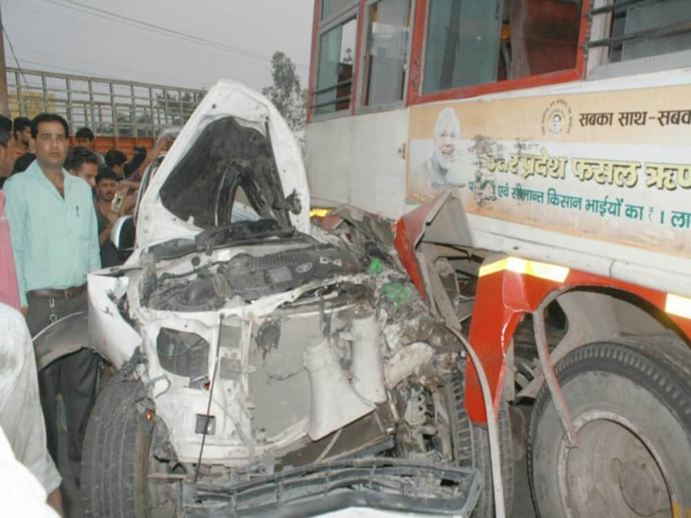Horrible photos of accident between four Vehicles in dehradun