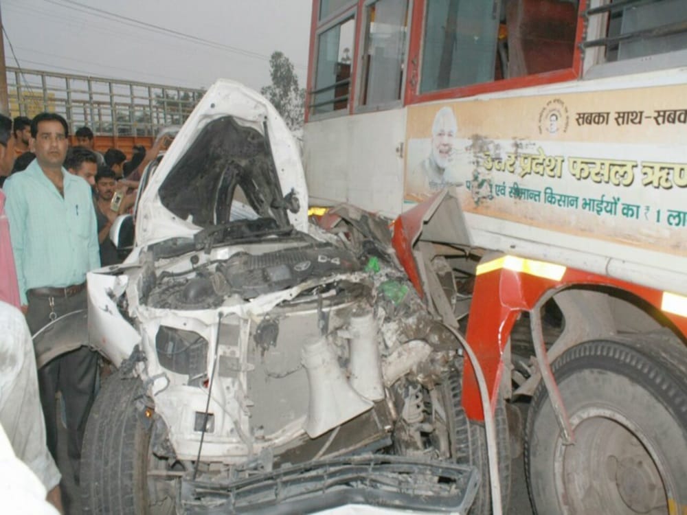 Horrible photos of accident between four Vehicles in dehradun