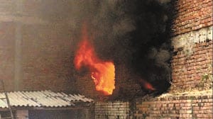 Fire, burnt 10 truck goods in the transport company