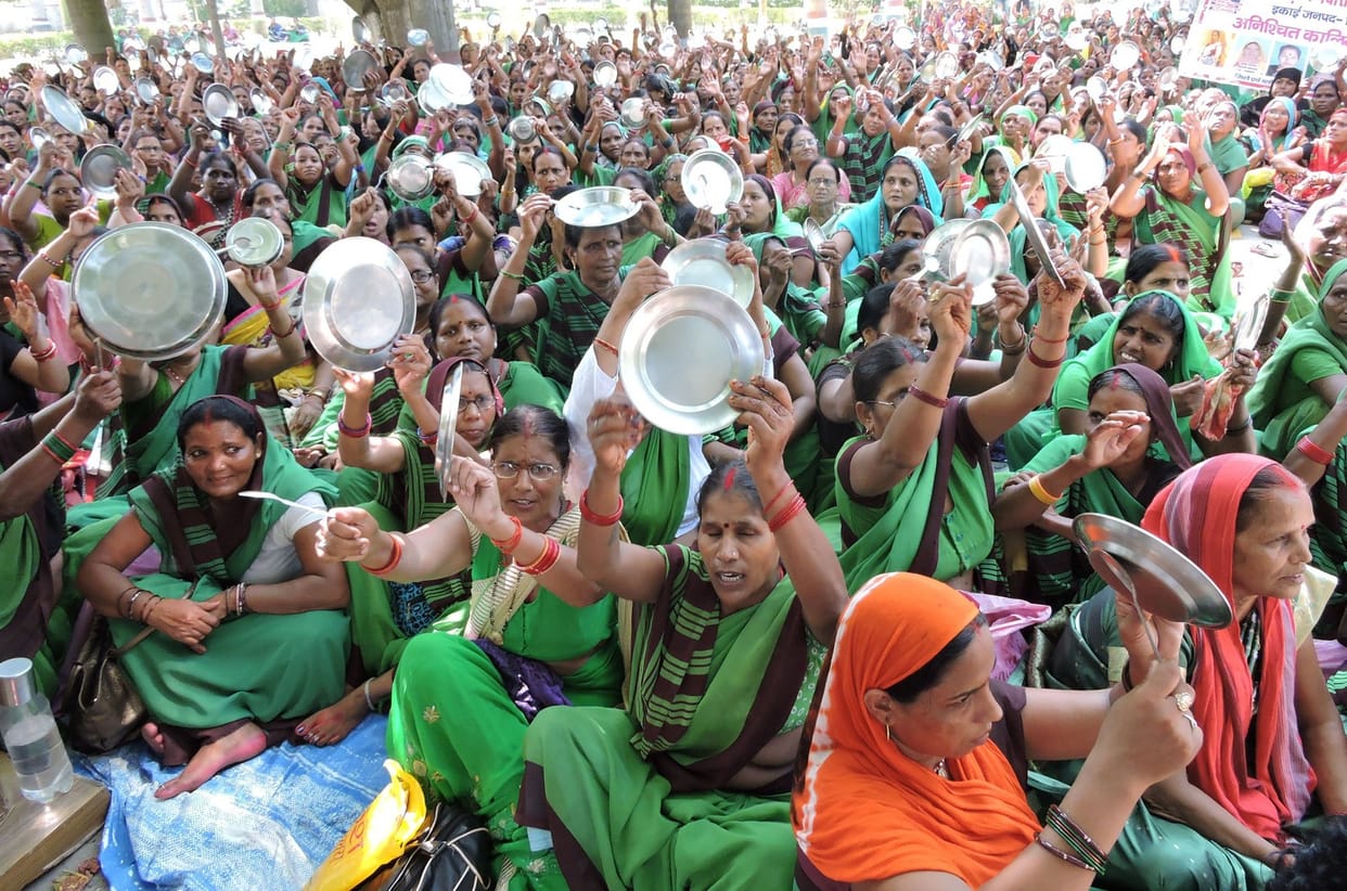 chammach-thaalee bajaakar aanganabaadee kaaryakartaon ne kiya virodh 