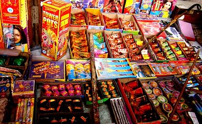 Rampant sale of gunpowder crackers in the name of green in Greater Noida