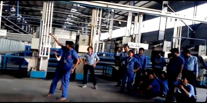 factory employee dance video viral from bhiwadi