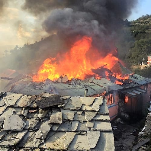 सहुआ-दो गांव में दो मंजिला मकान जलकर राख