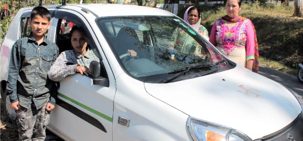 टैक्सी का स्टेयरिंग थामे रवीना के हाथ बढ़ रहे सेना में अफसर बनने की लक्ष्य की तरफ