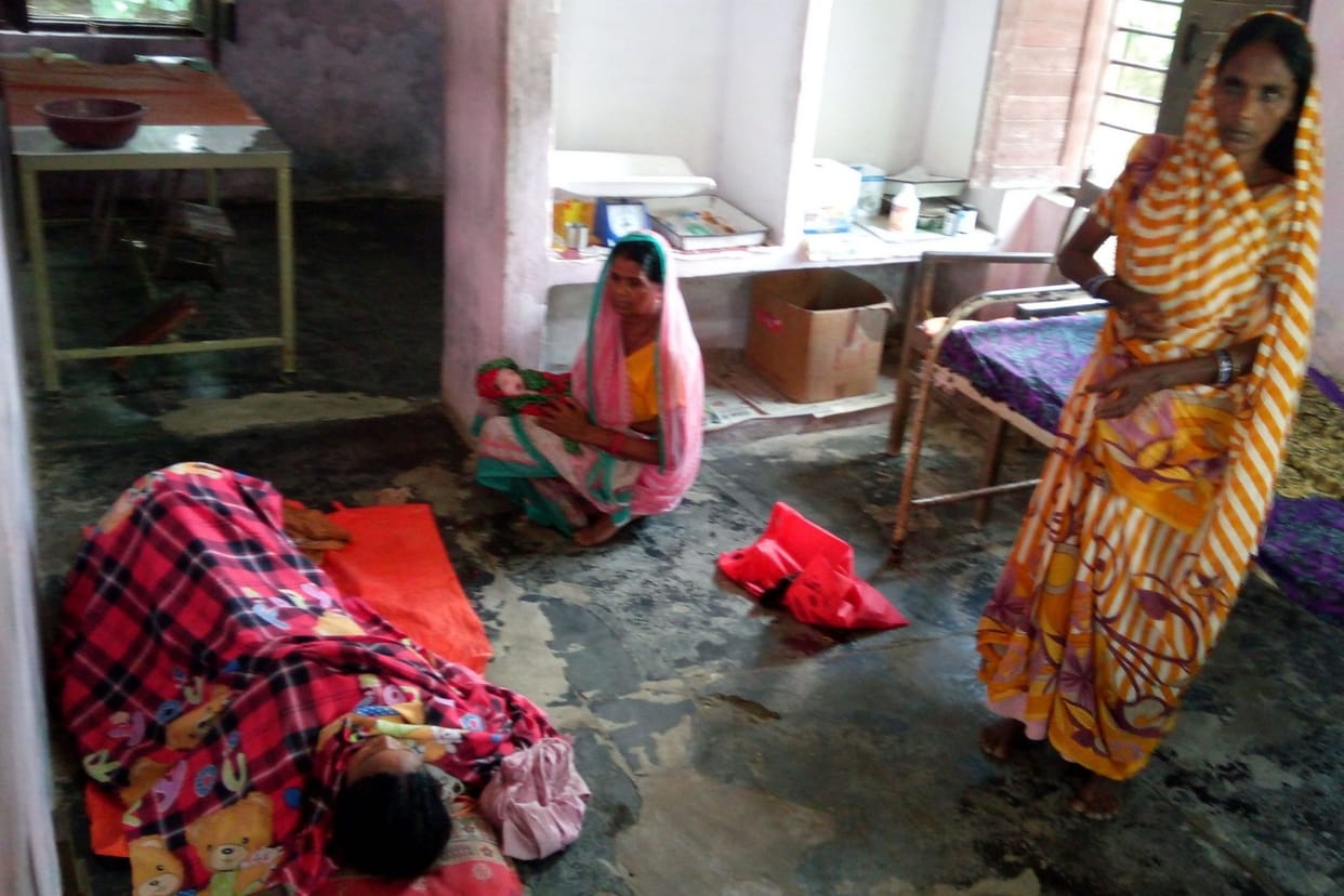 ANM CENTER par aprashikshit mahila ne karaaya prasav 