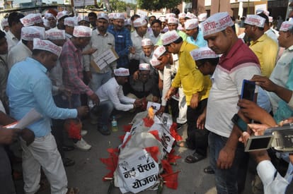 aam admi party workers protest for amit shah son case