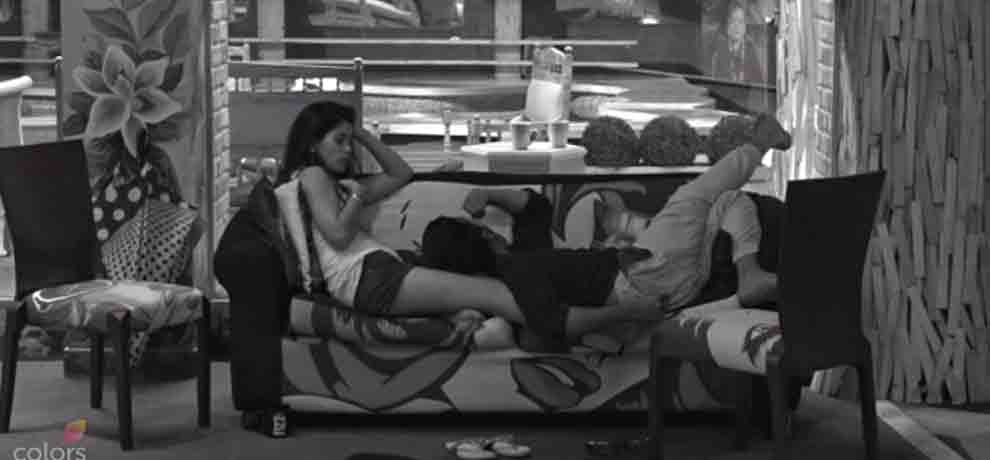 BIGG BOSS 11 THIS COUPLE ALWAYS DOING WRONG THINS AFTER SWITCHED OFF THE LIGHTS